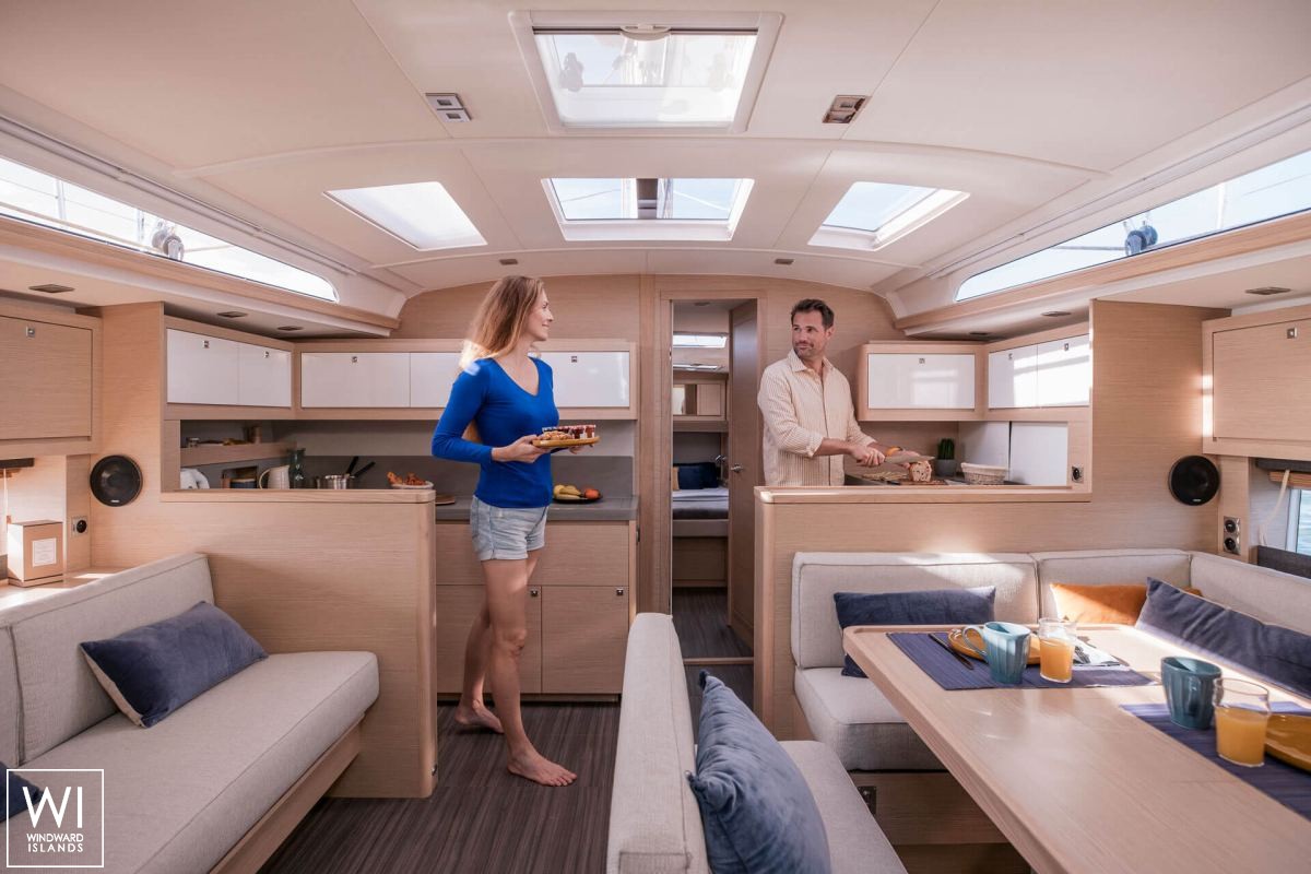 Dufour 470  salon area