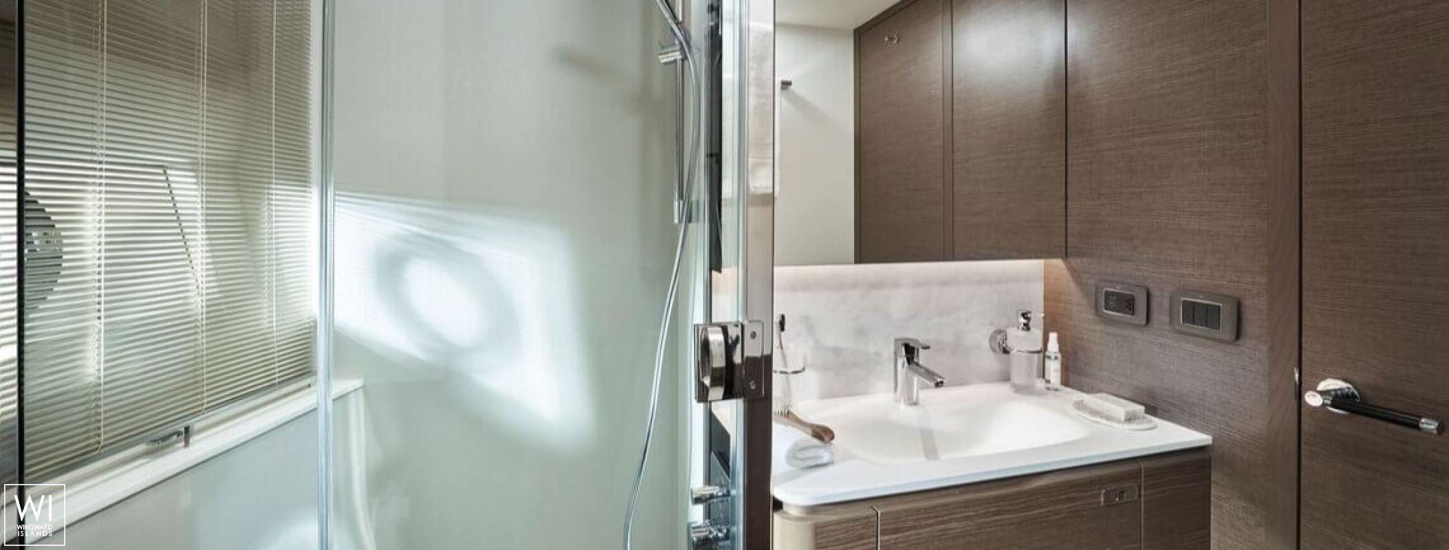 ELIZABETH   Princess Yachts Y 72 Interior 15