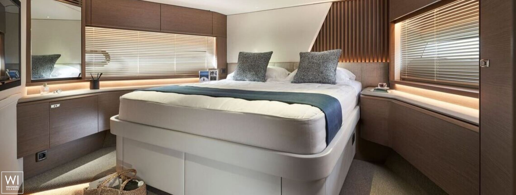 ELIZABETH   Princess Yachts Y 72 Interior 23