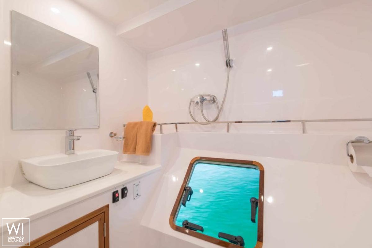 Islands Spirit 410 Islands Spirit Catamaran Interior 1