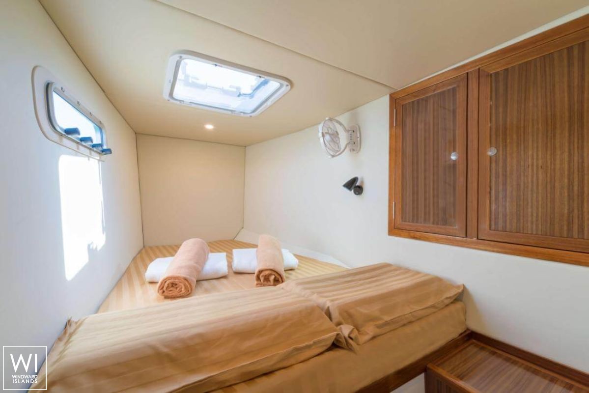 Islands Spirit 410 Islands Spirit Catamaran Interior 2