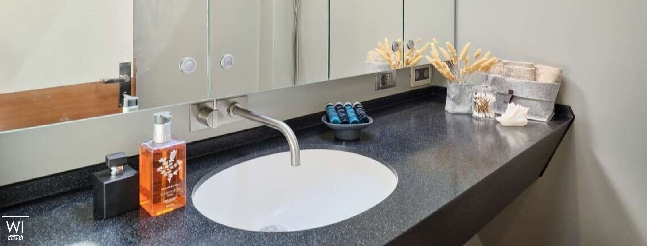 AIZU  Trehard Marine Yacht 30m Interior 18