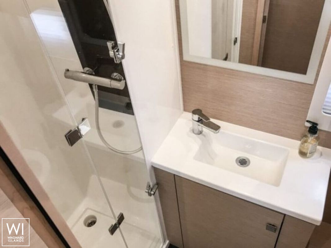 MY 48 Powercat Fountaine Pajot Interior 5