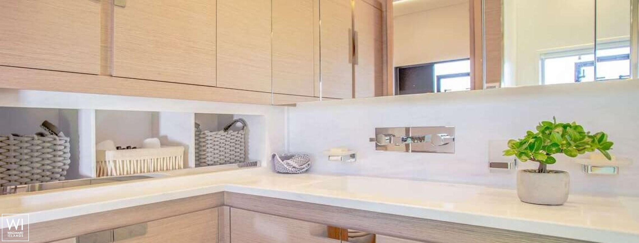 D2  Fountaine Pajot Power 67 Interior 15