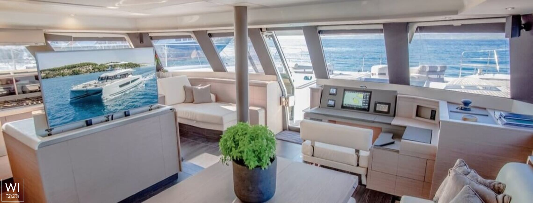 DOMPE  Fountaine Pajot Power 67 Interior 14