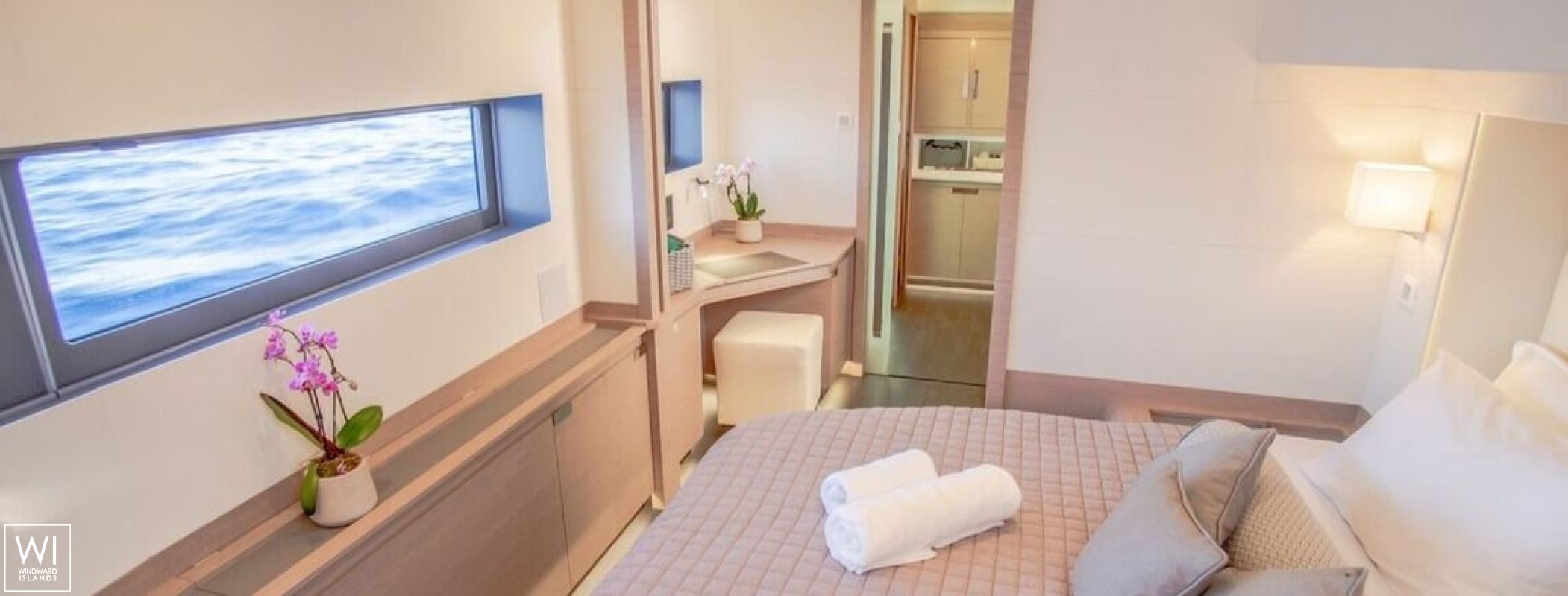 DOMPE  Fountaine Pajot Power 67 Interior 17