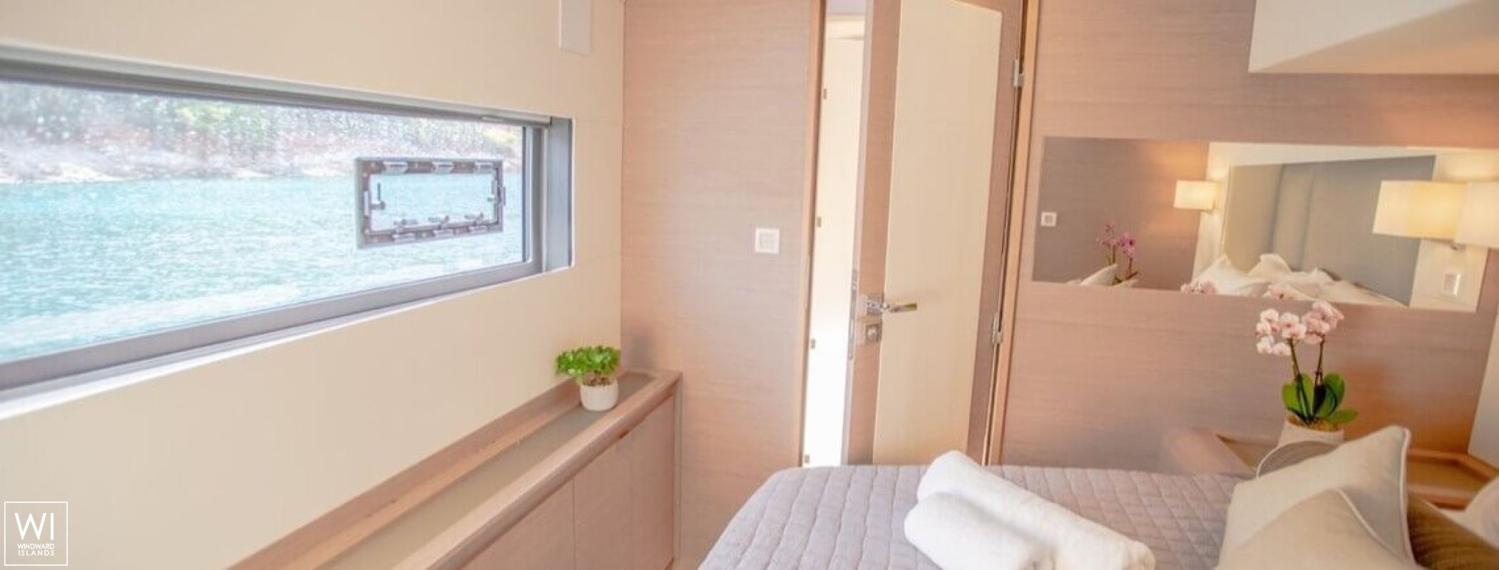 DOMPE  Fountaine Pajot Power 67 Interior 18