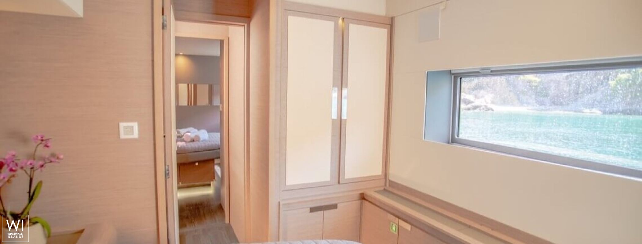 DOMPE  Fountaine Pajot Power 67 Interior 19