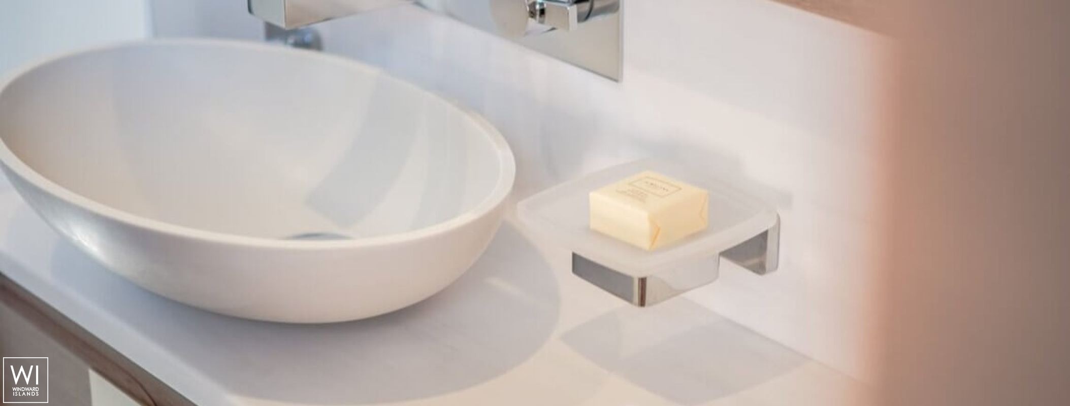 DOMPE  Fountaine Pajot Power 67 Interior 21