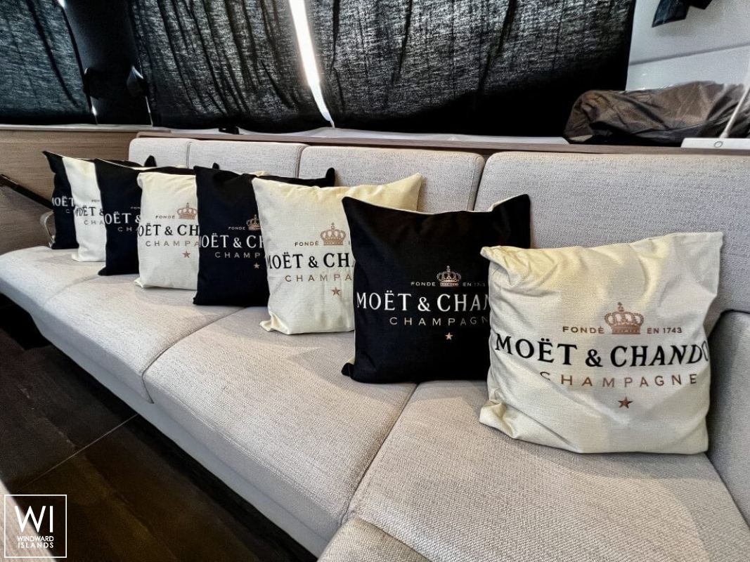 VIENNA  Fountaine Pajot Aura 51 Interior 16