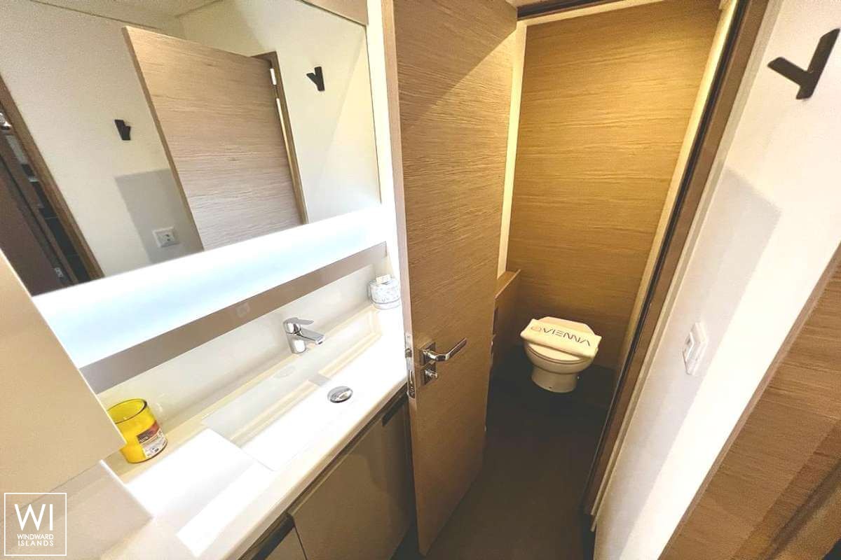 VIENNA  Fountaine Pajot Aura 51 Interior 20