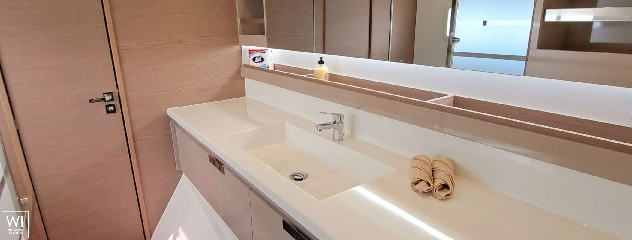 Le Grand Bogavant (ex Le Grand Bogavant) Fountaine Pajot Aura 51 Interior 1