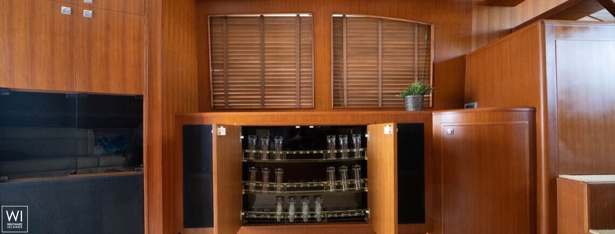 JAWSSS  Activa Marine Yacht 5800 Interior 23