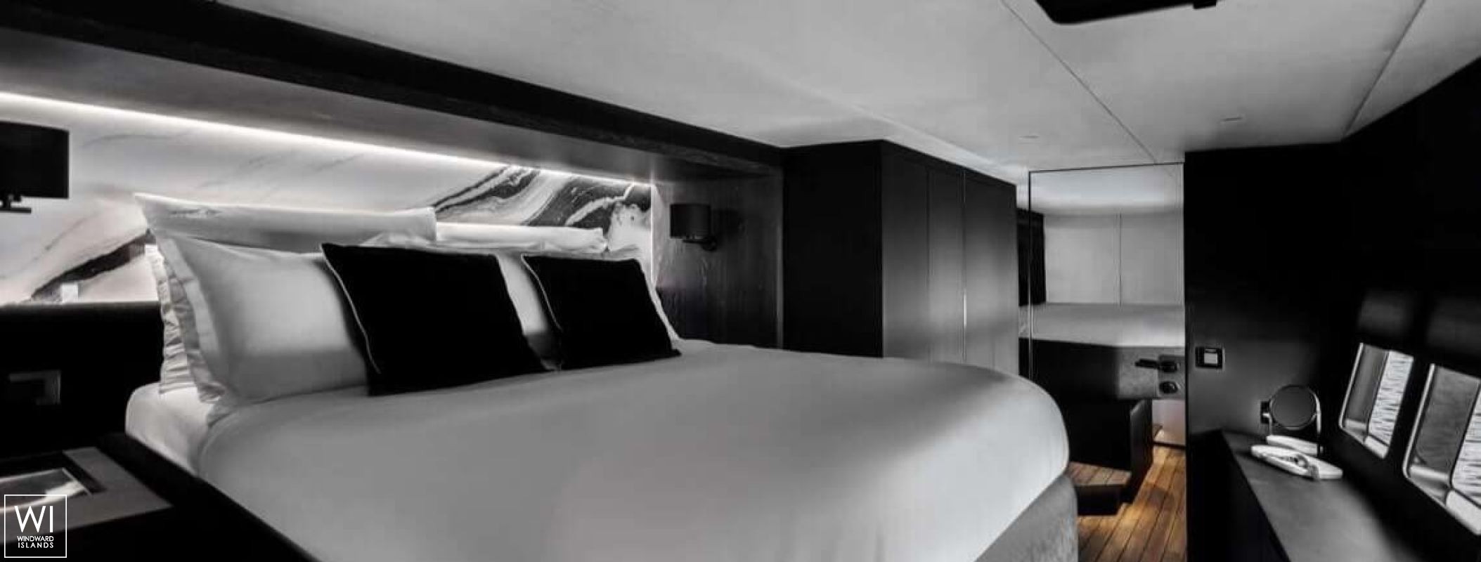 Moon Shadow (ex MISTRAL )  Catamaran 60 Interior 10