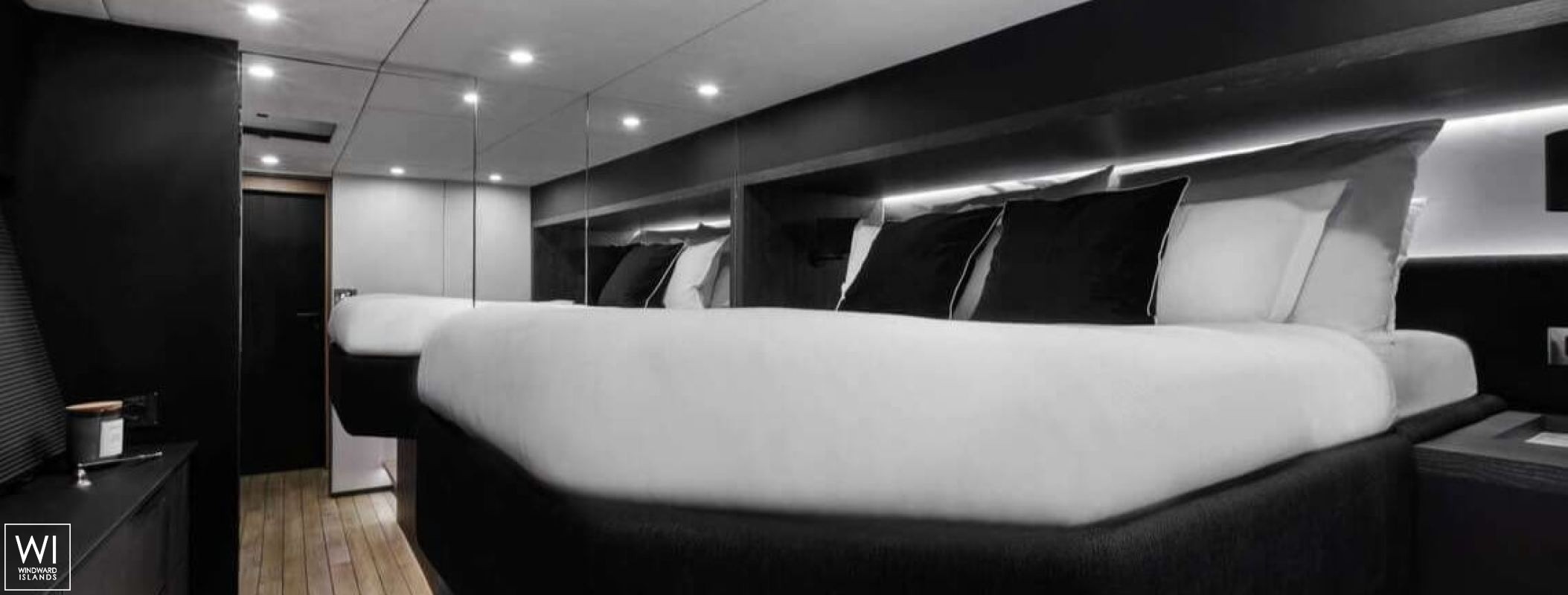 Moon Shadow (ex MISTRAL )  Catamaran 60 Interior 14