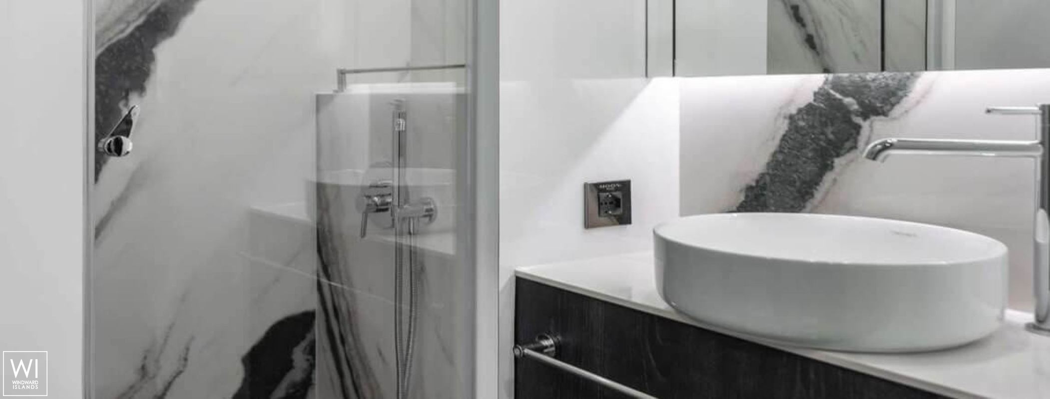 Moon Shadow (ex MISTRAL )  Catamaran 60 Interior 15