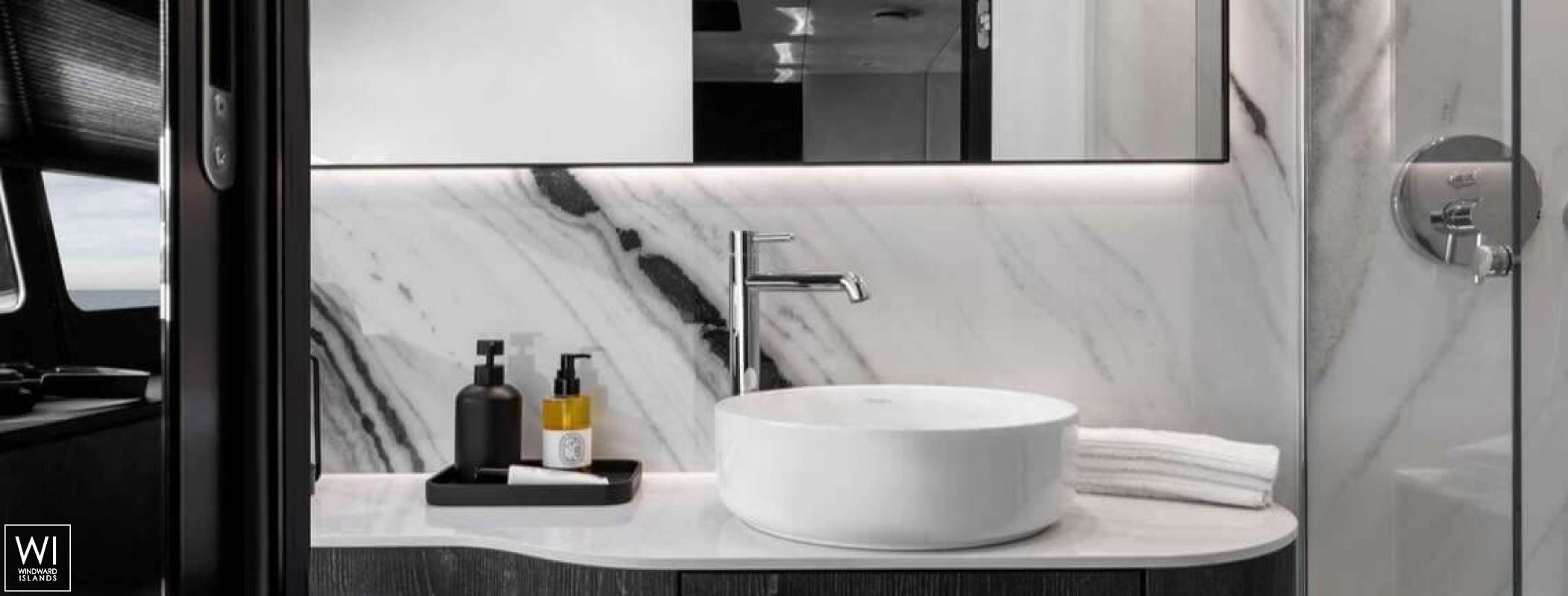 Moon Shadow (ex MISTRAL )  Catamaran 60 Interior 16