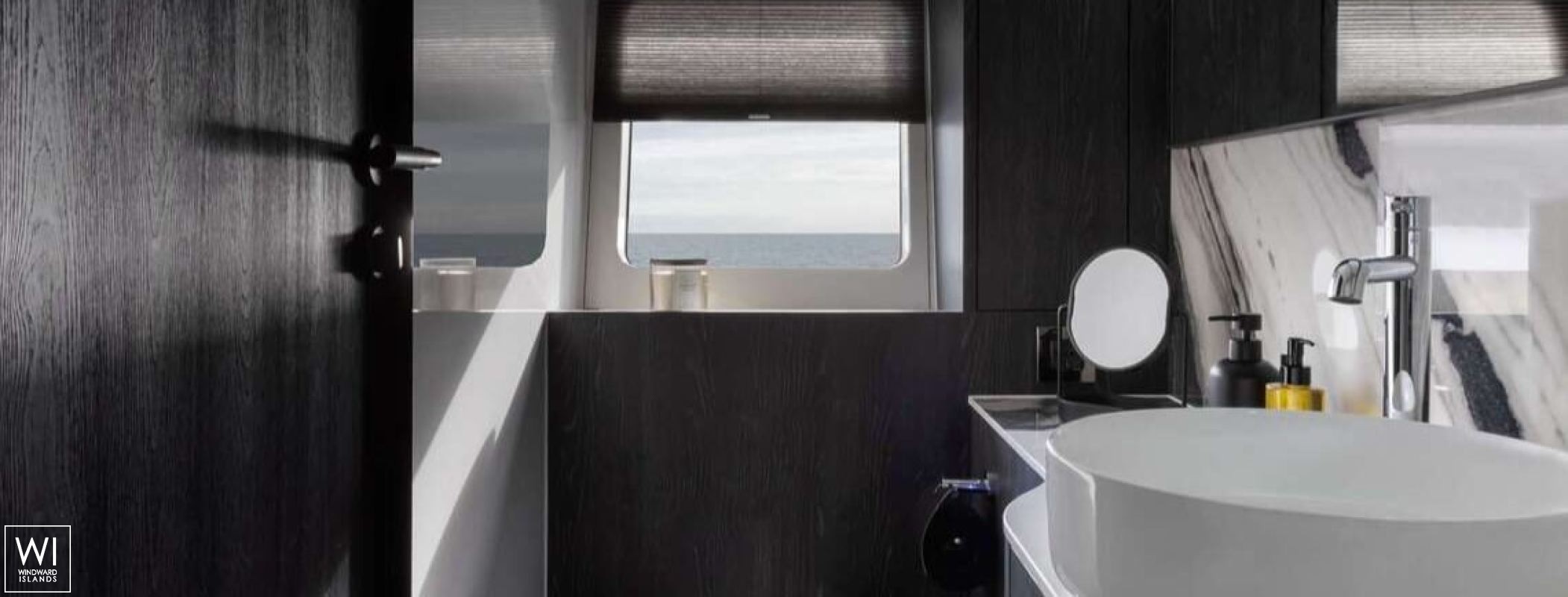 Moon Shadow (ex MISTRAL )  Catamaran 60 Interior 17