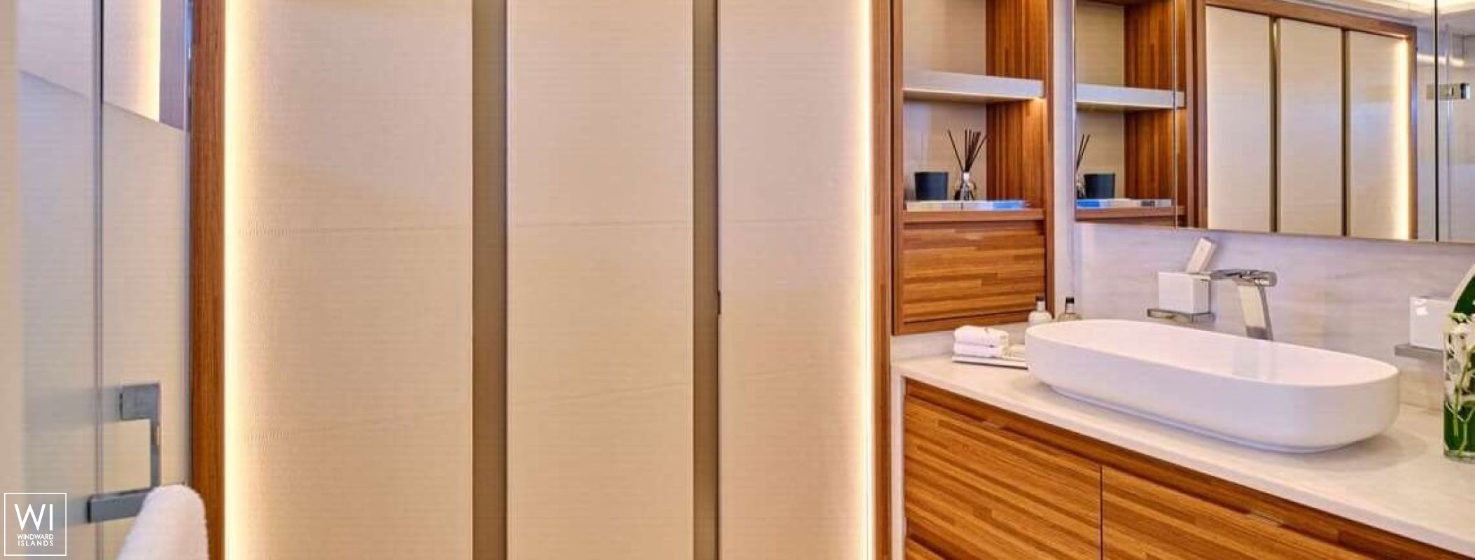 AD ASTRA 80  Fountaine Pajot Thíra  80 Interior 15