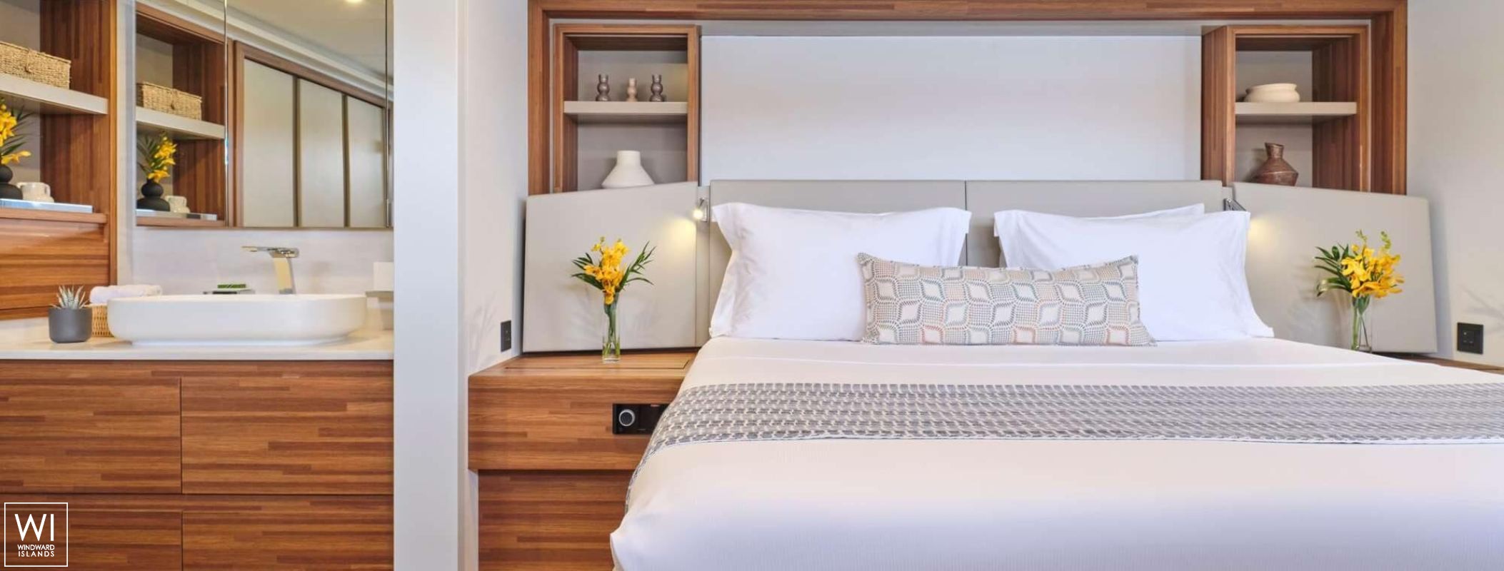 ALINA  Fountaine Pajot Thíra  80 Interior 16