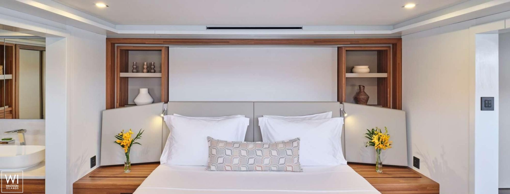 ALINA  Fountaine Pajot Thíra  80 Interior 17