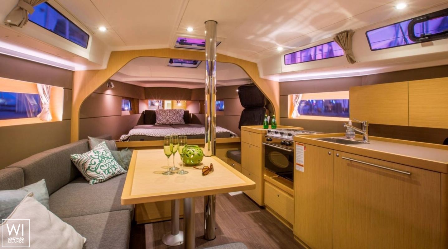 Oceanis  38 Beneteau Interior 1