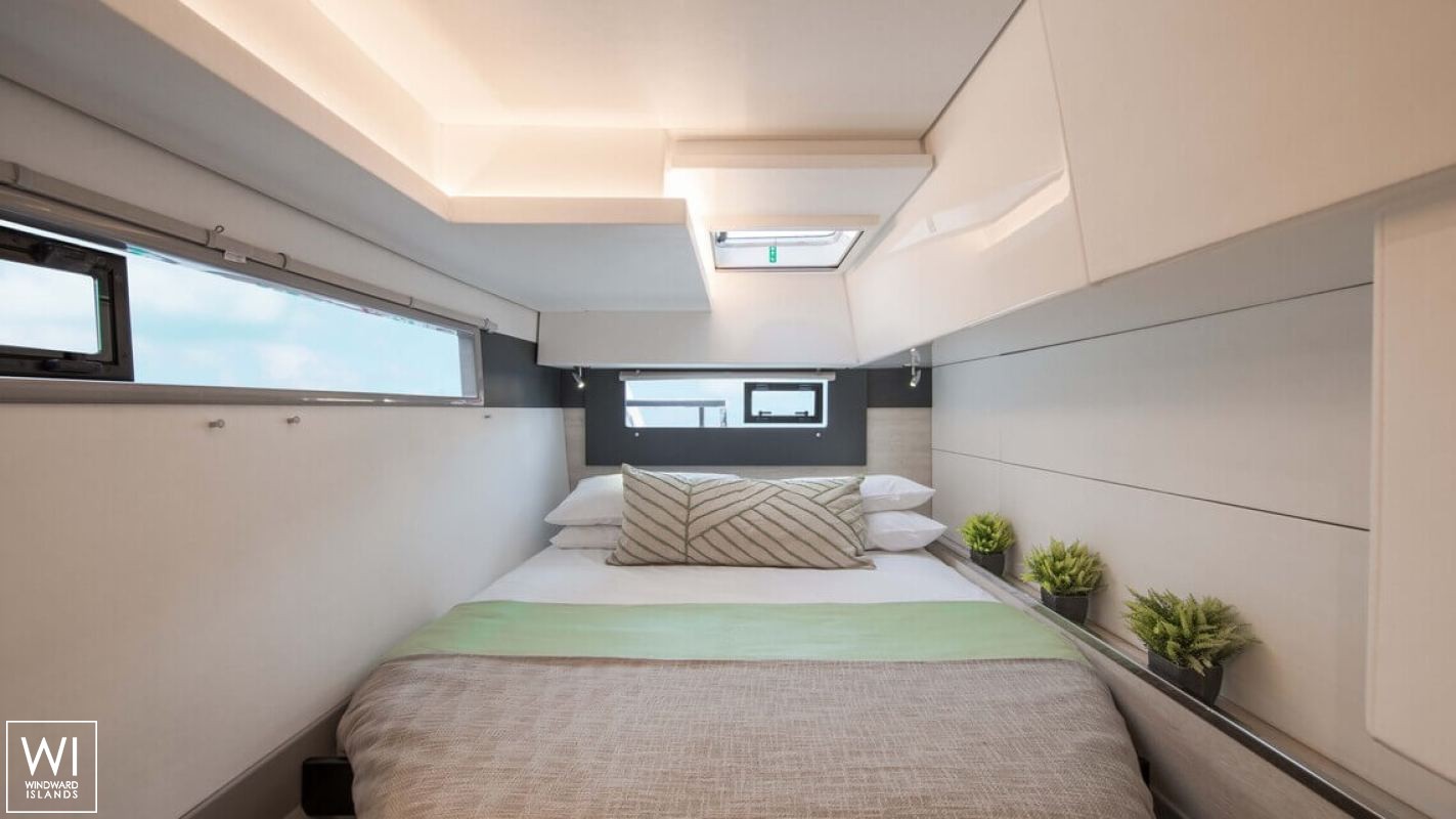 Leopard  4000 Robertson & Caines Interior 11