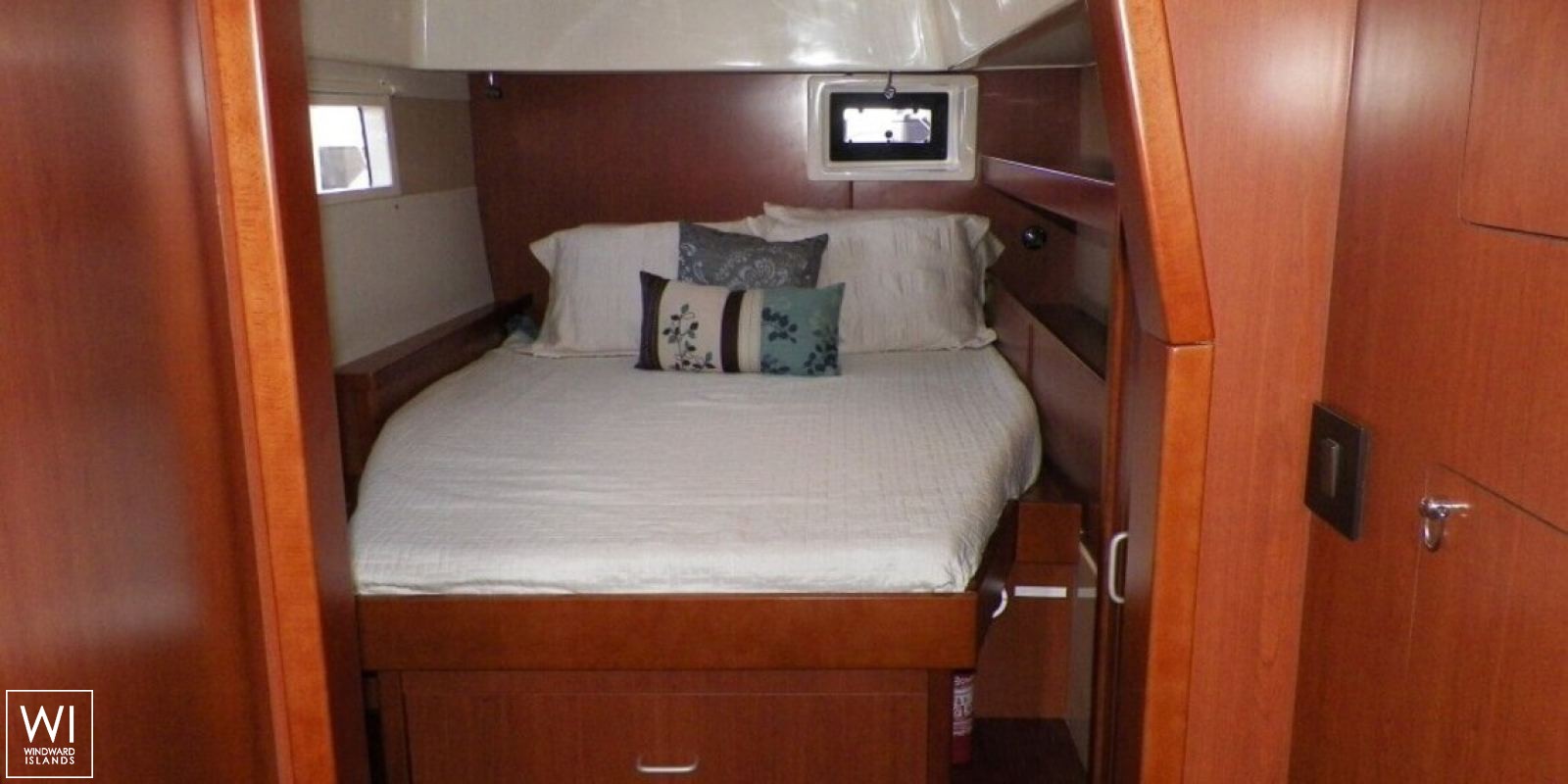 Leopard  3900 Robertson & Caines Interior 6