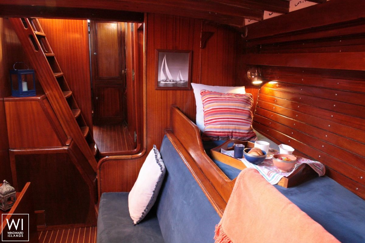 Sloop 60  Interior 1