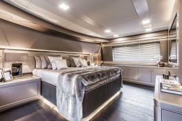 Ferretti Custom Line 28M 13