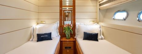 Ferretti Yacht 880 21