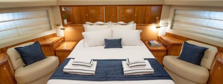 Ferretti Yacht 880 22