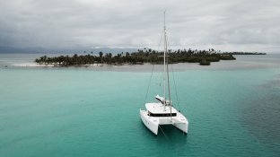 XEM3  Lagoon Catamaran Lagoon 400 Exterior 3