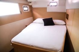 XEM3  Lagoon Catamaran Lagoon 400 Interior 9