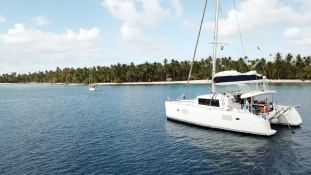 XEM3  Lagoon Catamaran Lagoon 400 Exterior 1