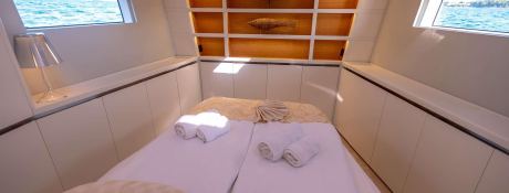 Bubbles  CNB Sloop 76' Interior 1