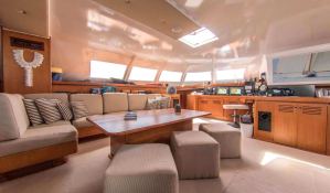LONESTAR    Catamaran 85 Interior 15