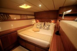 LONESTAR    Catamaran 85 Interior 14