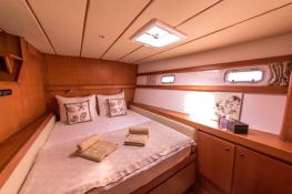 LONESTAR    Catamaran 85 Interior 17