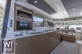 MY 37 Fountaine Pajot Interior 3