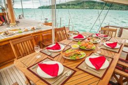 Aventure   Ketch  29M Interior 5