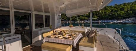 FLO  Lagoon Catamaran Lagoon 52 Exterior 3