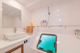 Islands Spirit 410 Islands Spirit Catamaran Interior 1