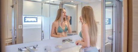 D2  Fountaine Pajot Power 67 Interior 17