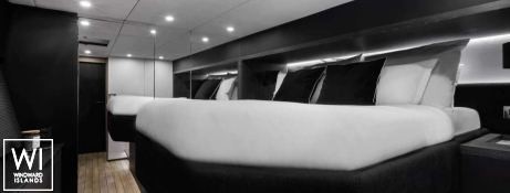 Moon Shadow (ex MISTRAL )  Catamaran 60 Interior 14