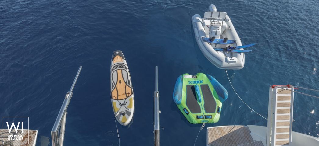 
																Lagoon 52																 4