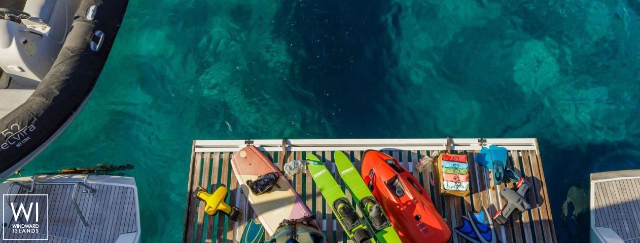 
																Elvira 52																 5