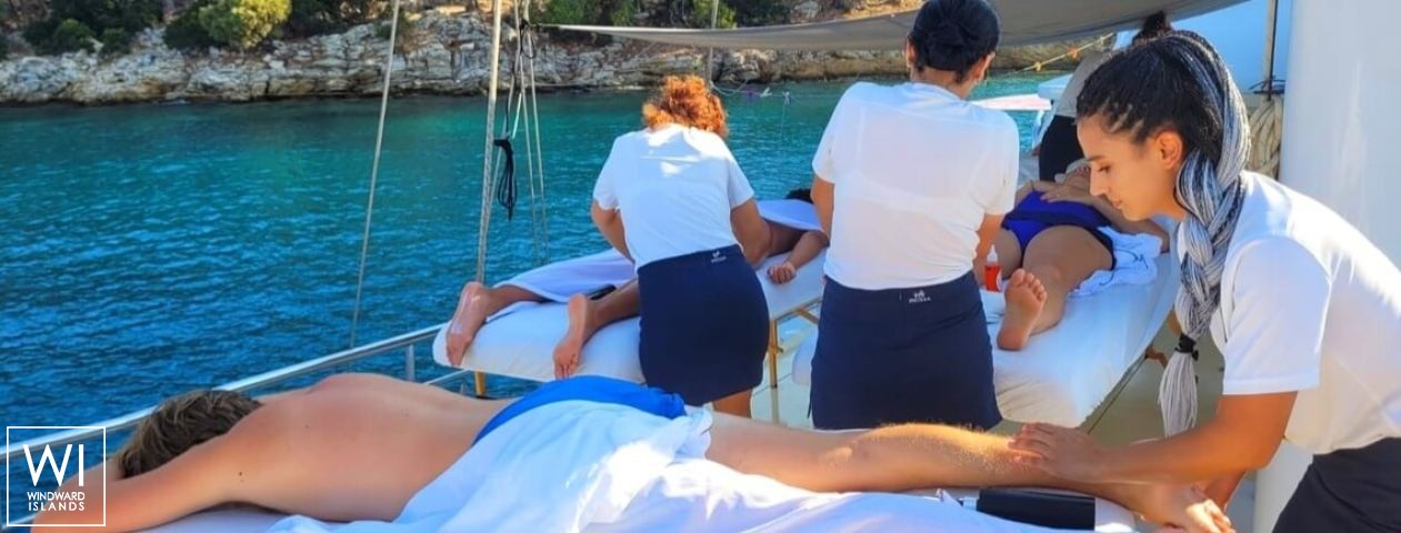 
																 Perla Del Mar																 3